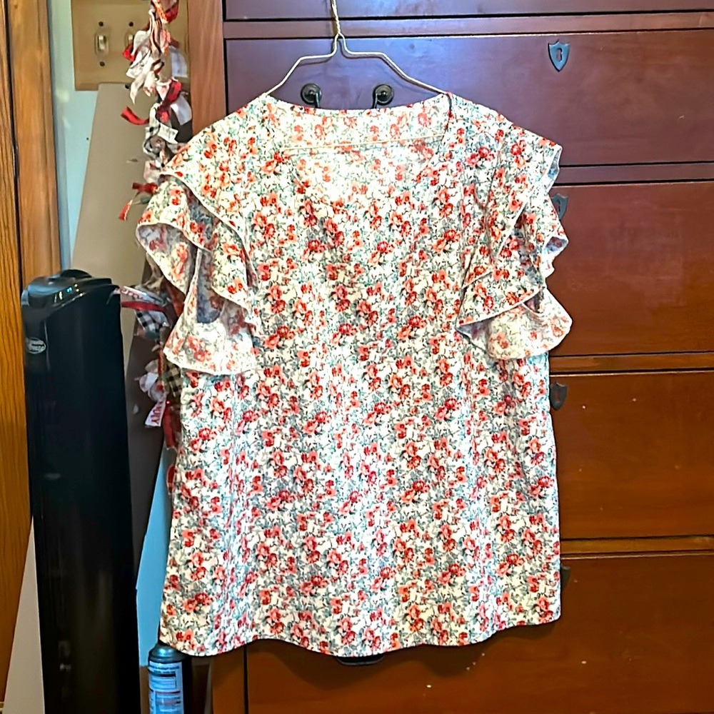Floral T-shirt, ruffles sleeve, snug fit
